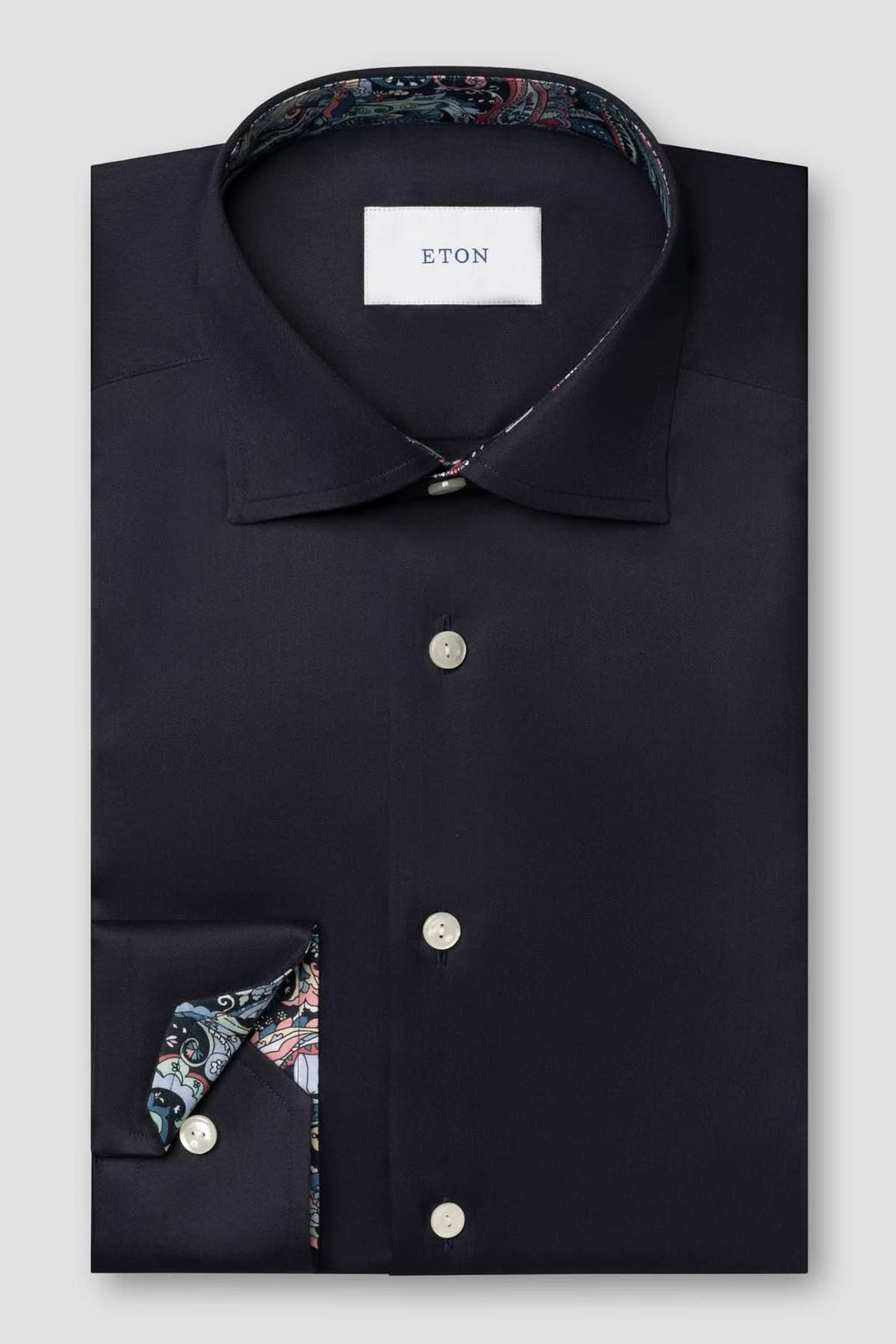 Chemise en coton twill avec détails cachemire, élégante chemise moderne avec imprimé cachemire intérieur, mode et sophistication.