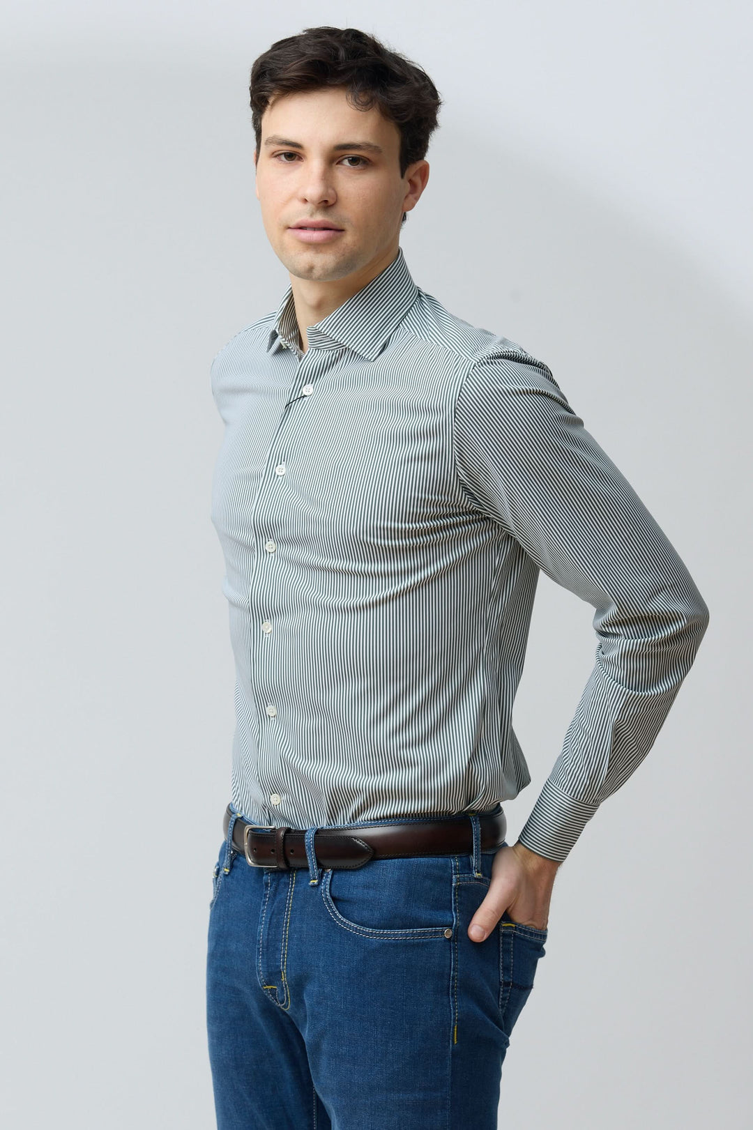 Chemise à rayures vertes fines