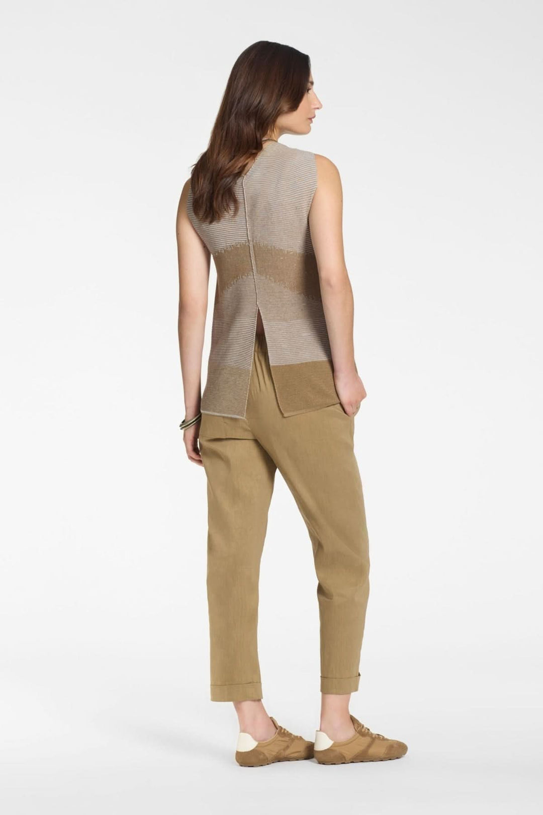 Camisole en maille graphique sans manches avec dos asymétrique, style moderne élégant et confortable.