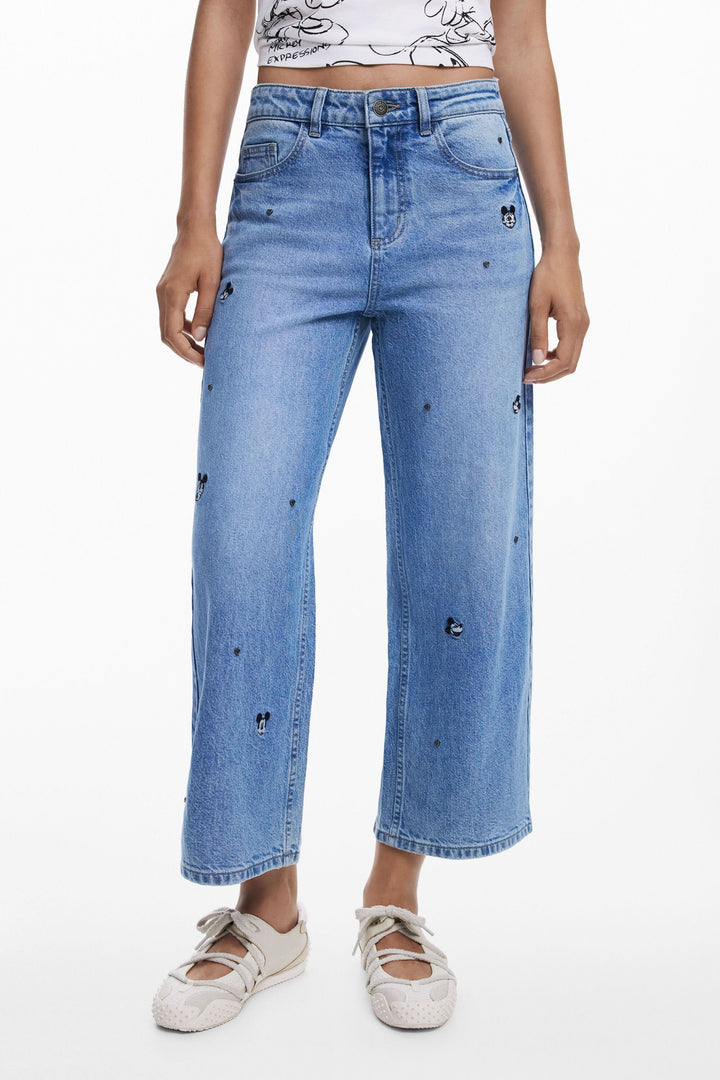 Jean large en denim avec broderies Mickey Mouse, style décontracté et moderne, coupe à jambe droite.