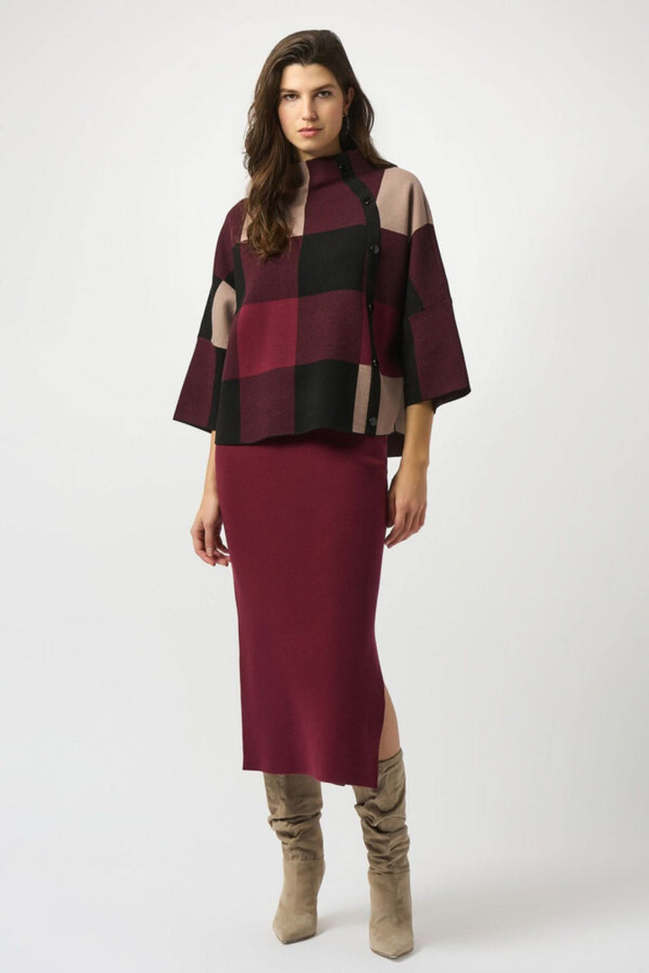 Chandail à col montant à motif carreauté, avec jupe midi, pour un look moderne et élégant.