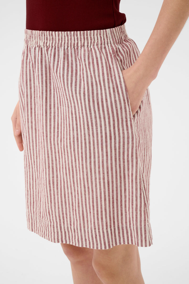 Jupe Birgitt à rayures taille élastiquée avec poches, idéale pour un style décontracté, coupe fluide et longueur au-dessus du genou.