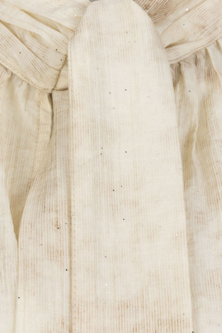 Blouse à col lavallière en tissu légèrement irisé avec un tombé vaporeux, détail du col.