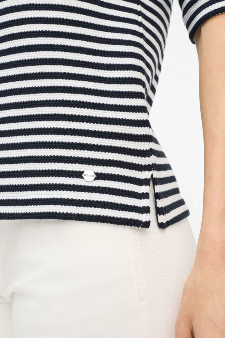 Chandail rayé Bonnie en pur coton avec coupe droite et manches trois quarts, porté avec un pantalon blanc.