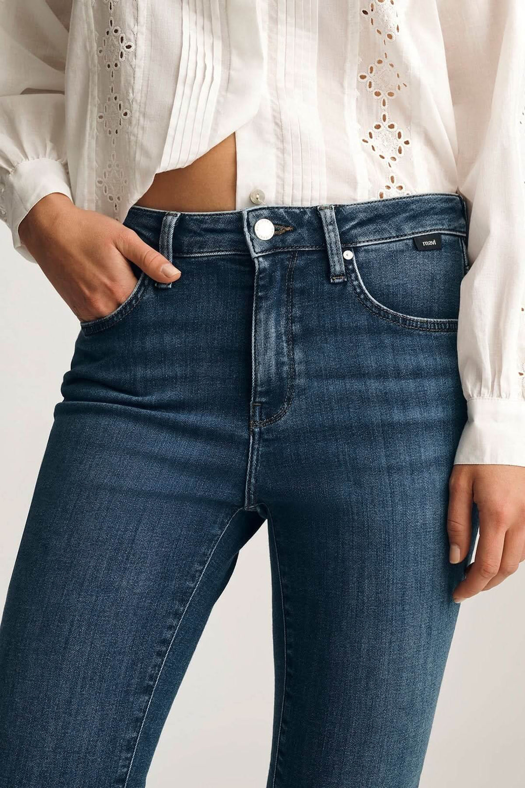 Jeans Kathleen coupe ajustée longueur cheville avec matière extensible et poches, vêtement moderne et confortable pour un style quotidien.