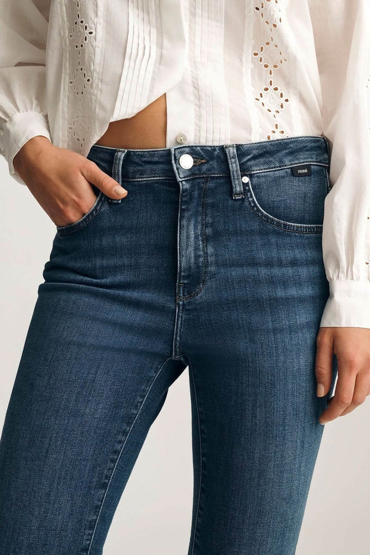 Jeans Kathleen coupe ajustée longueur cheville avec matière extensible et poches, vêtement moderne et confortable pour un style quotidien.