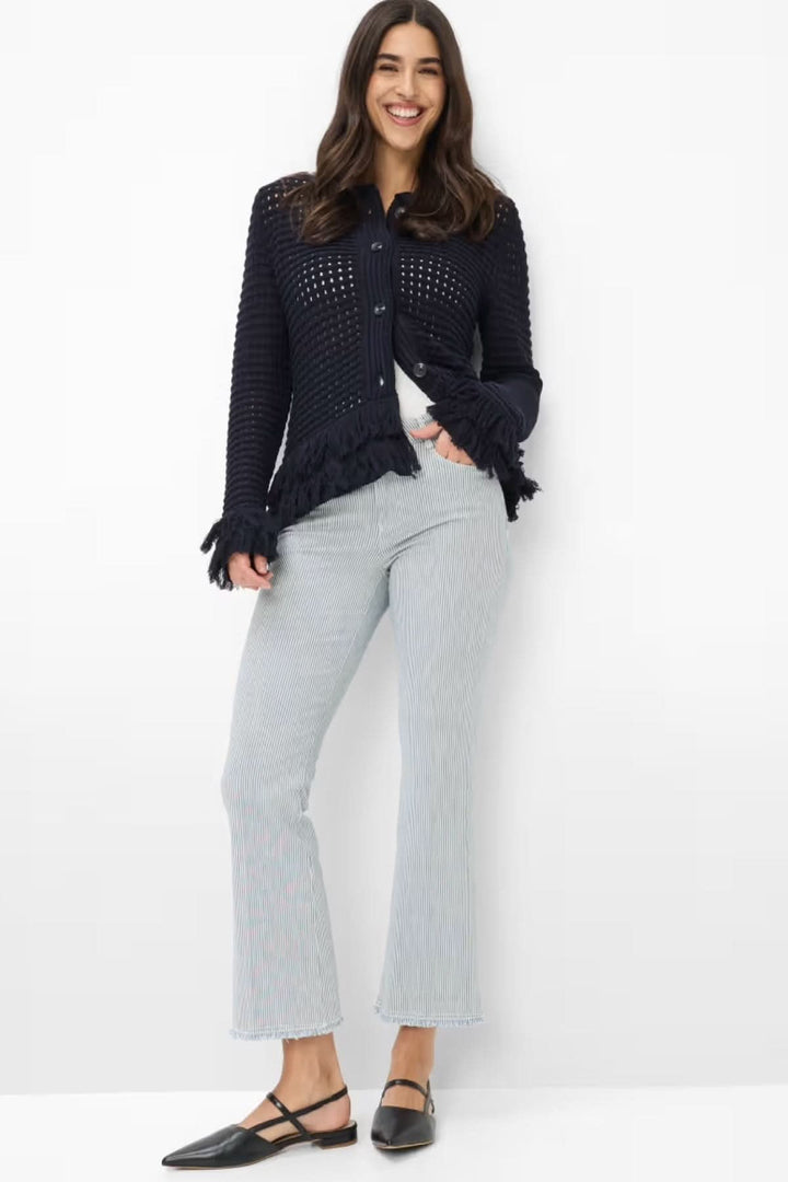 Jeans SHAKIRA au design moderne, coupe ajustée et évasée, tissu extensible à rayures, parfait pour un look quotidien élégant.