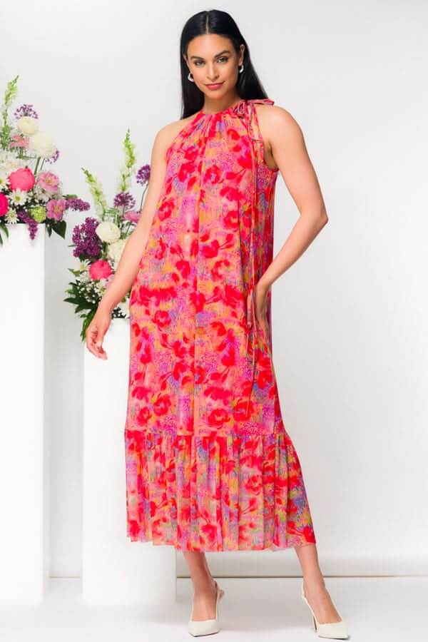 Robe longue fluide imprimée col noué en tissu léger, idéale pour l'été, offrant une silhouette élégante et aérienne.