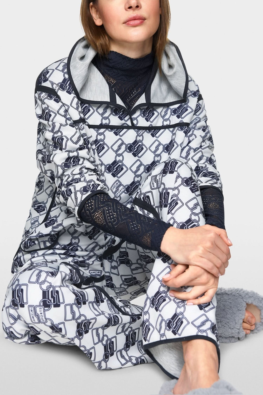 Chandail à capuche réversible avec motif géométrique moderne et coupe ample pour un look décontracté.