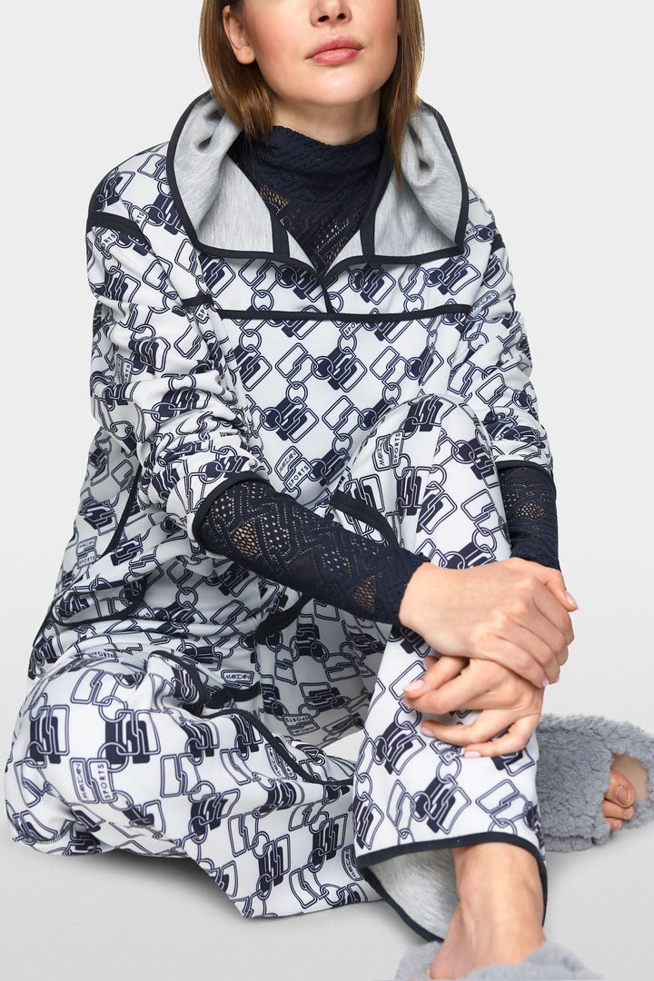 Chandail à capuche réversible avec motif géométrique moderne et coupe ample pour un look décontracté.
