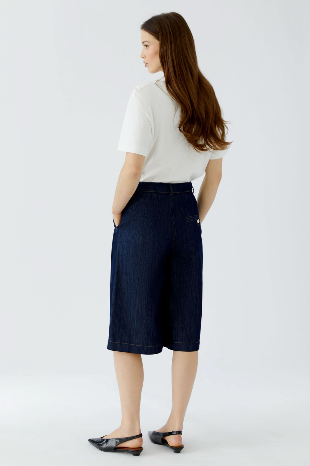 Women’s blue wide-leg denim Bermuda shorts, front view Oui