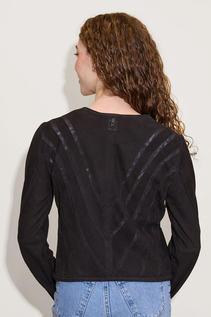 Vue arrière du Manteau Mira en cuir, mettant en valeur les découpes graphiques et col rond, idéal avec un jean, détails modernes.