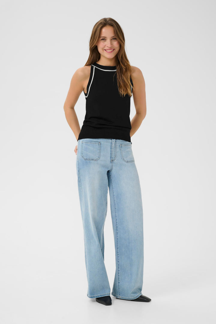 Camisole Lizza sans manches en tricot fin, avec bordures contrastantes et coupe ajustée, associée à un jean décontracté.
