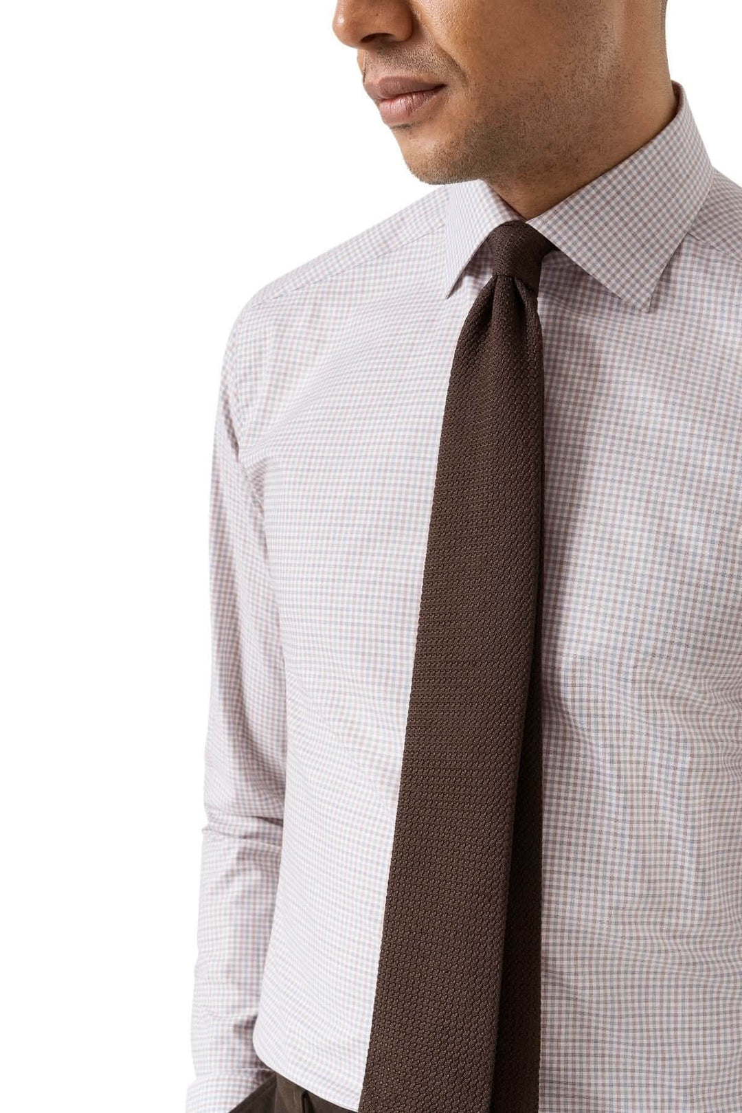 Homme portant une chemise en coton à carreaux fins multicolores avec cravate marron, alliant style professionnel et élégance.