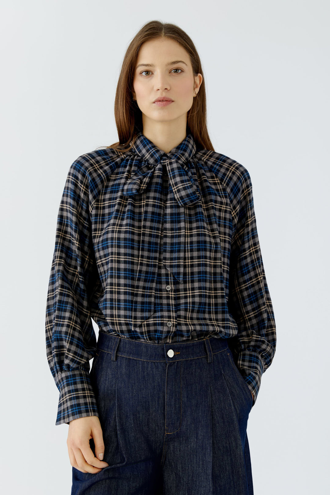 Blouse à carreaux avec col lavallière vue de face pour femme Oui