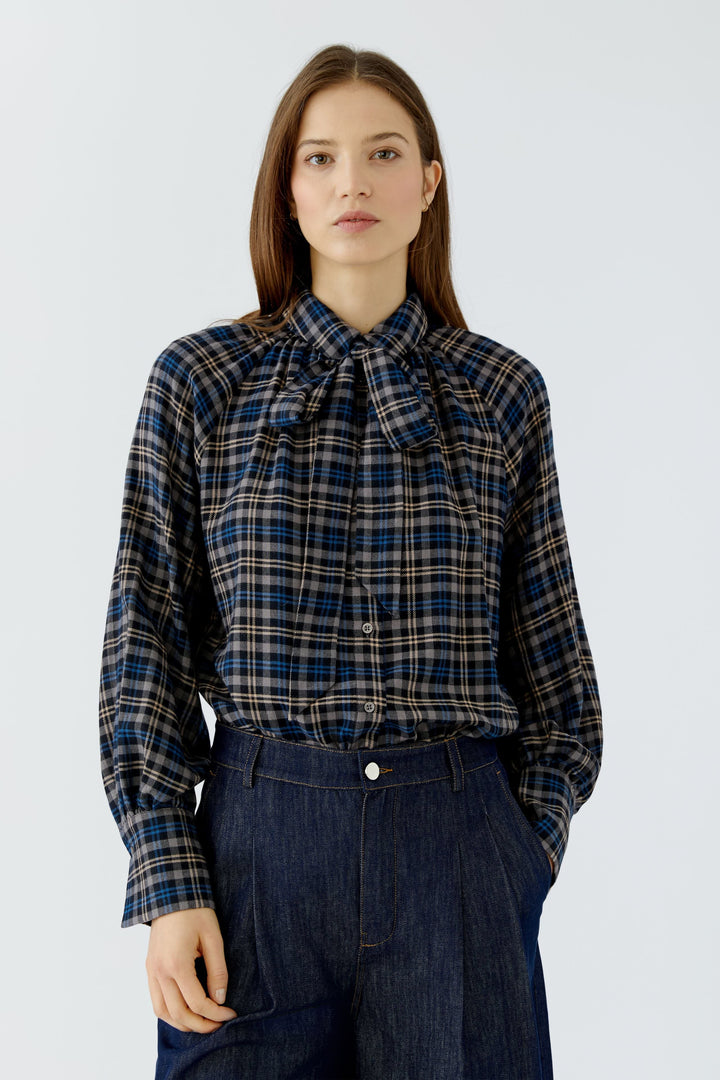 Blouse à carreaux avec col lavallière vue de face pour femme Oui