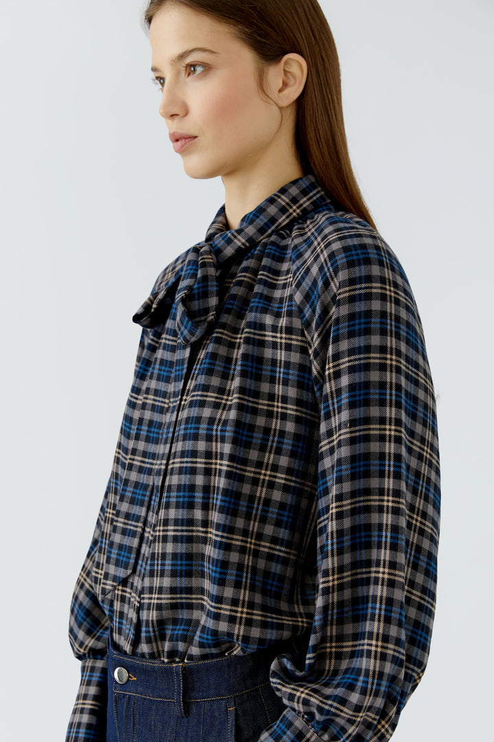 Blouse à carreaux avec col lavallière vue de face pour femme Oui