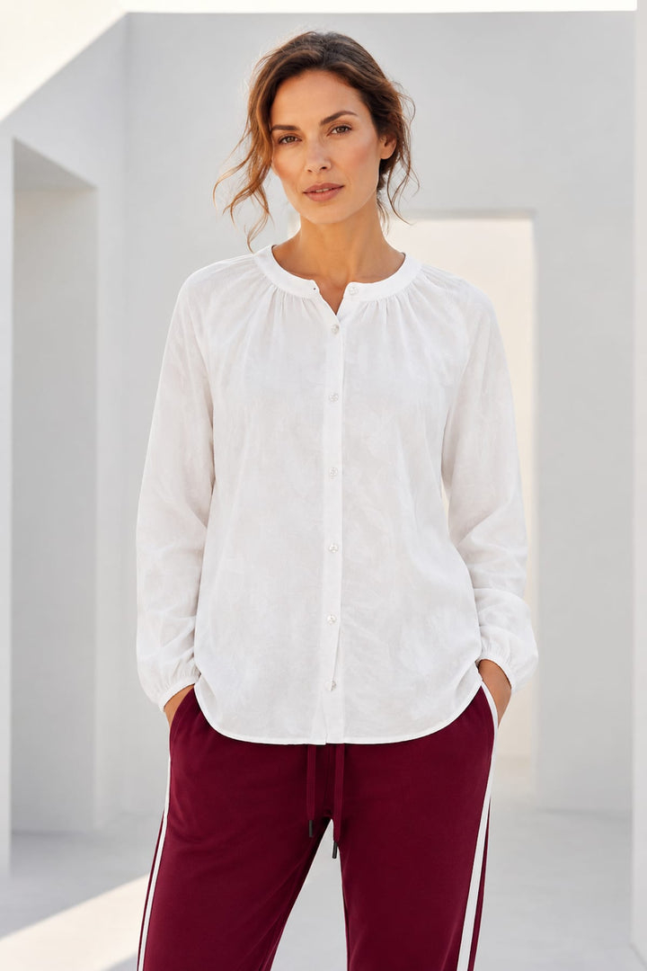 Blouse boutonnée à encolure froncée vue de face pour femme kennys