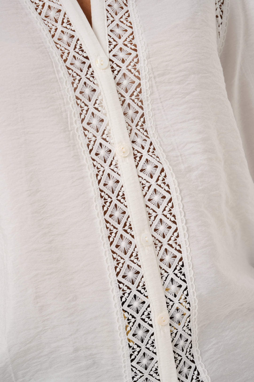 Vue de face blouse sans col détails de dentelle Kaffe pour femme blanc - Valérie Simon
