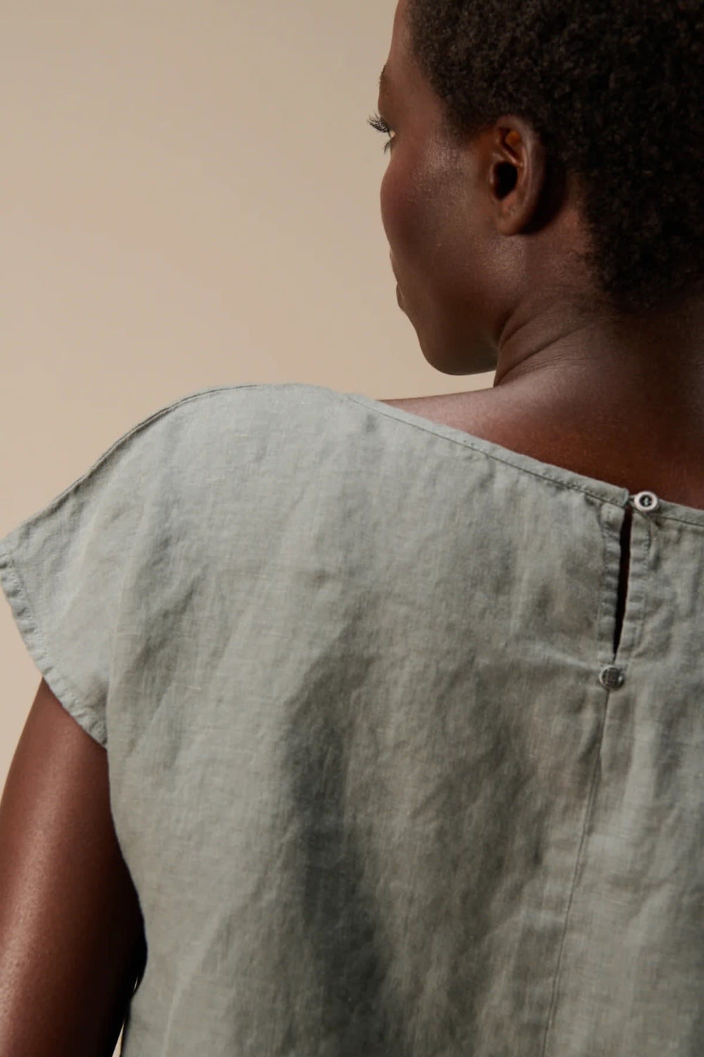 Vue de face blouse en lin sans col Nile pour femme vert clair avec détails broderie manches - Valérie Simon