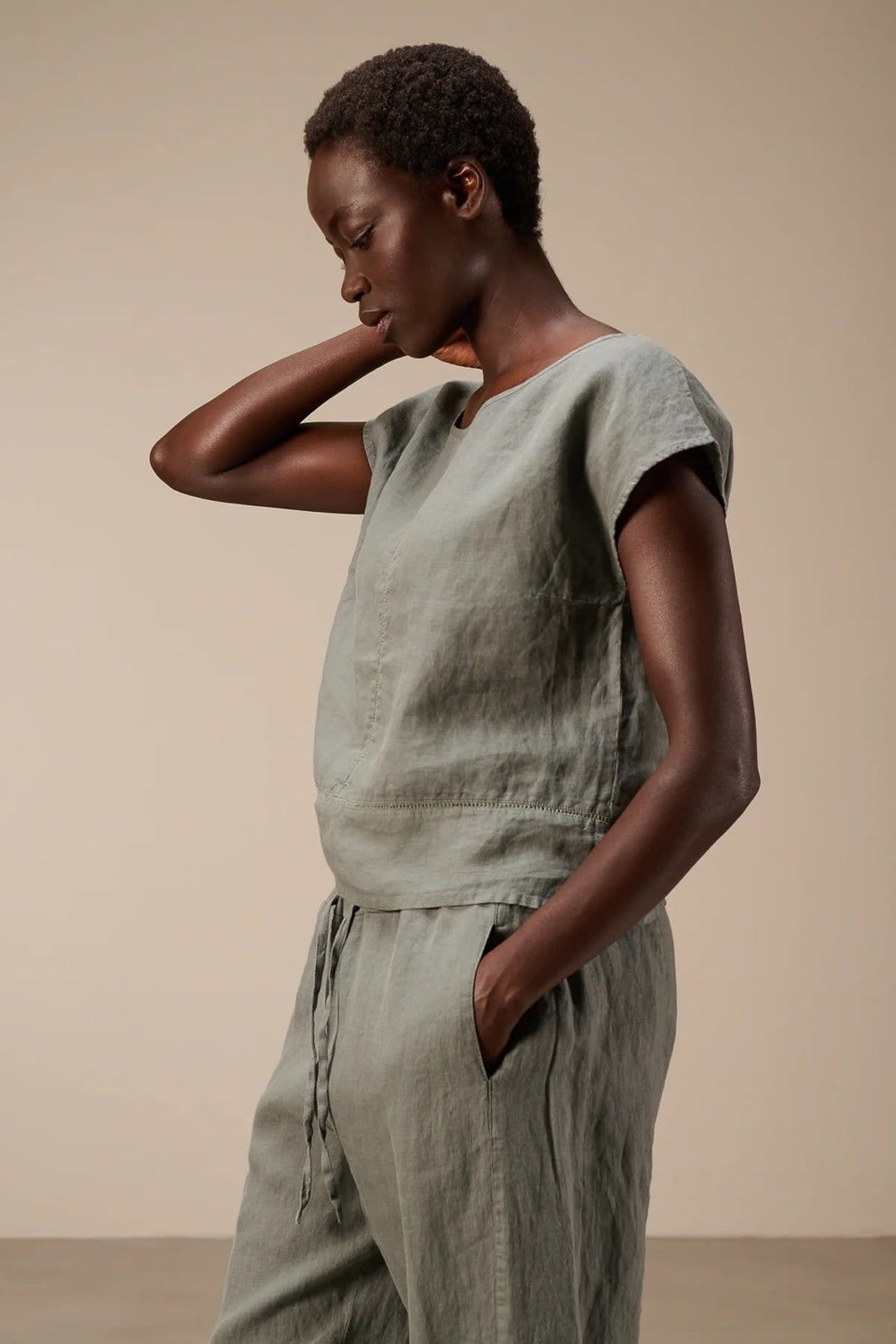 Vue de côté blouse en lin beige avec détails brodés Nile pour femme - Valérie Simon