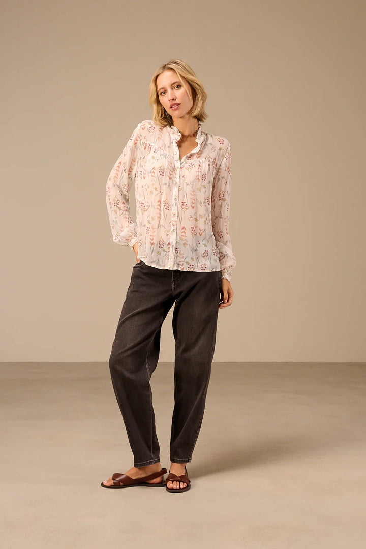 Blouse fleurie à col volanté vue de face pour femme Nile