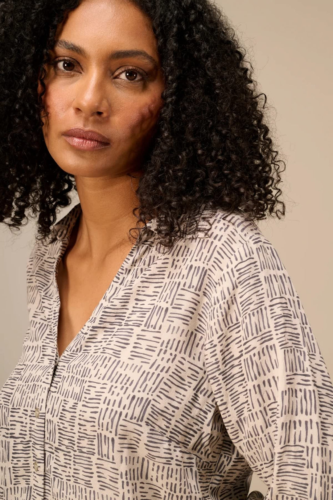 Blouse fluide imprimée à col chemise vue de face pour femme Nile