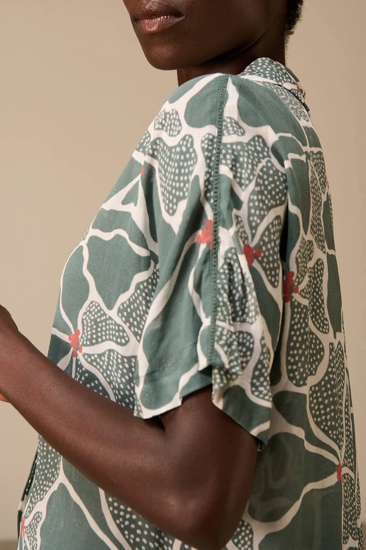 Vue de face blouse imprimée à manches courtes Nile pour femme avec motifs floraux colorés - Valérie Simon
