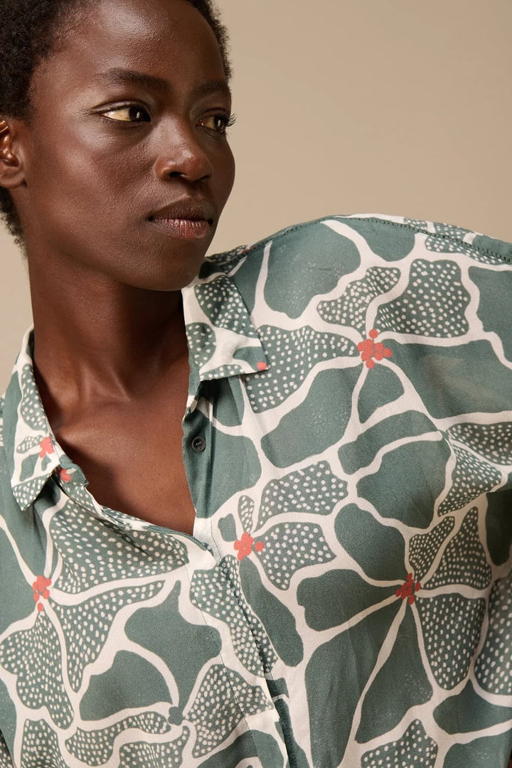 Vue de face blouse imprimée à manches courtes Nile pour femme multicolore avec motif floral - Valérie Simon