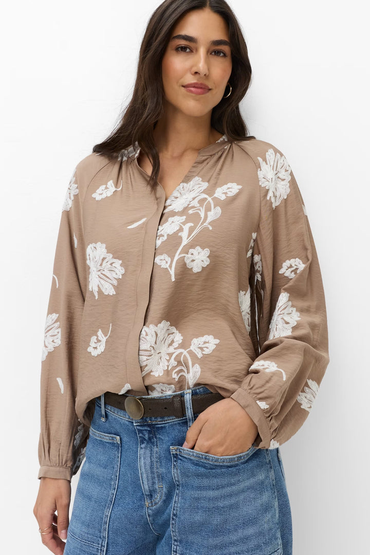 Blouse Vivian à broderies florales vue de face pour femme Brax