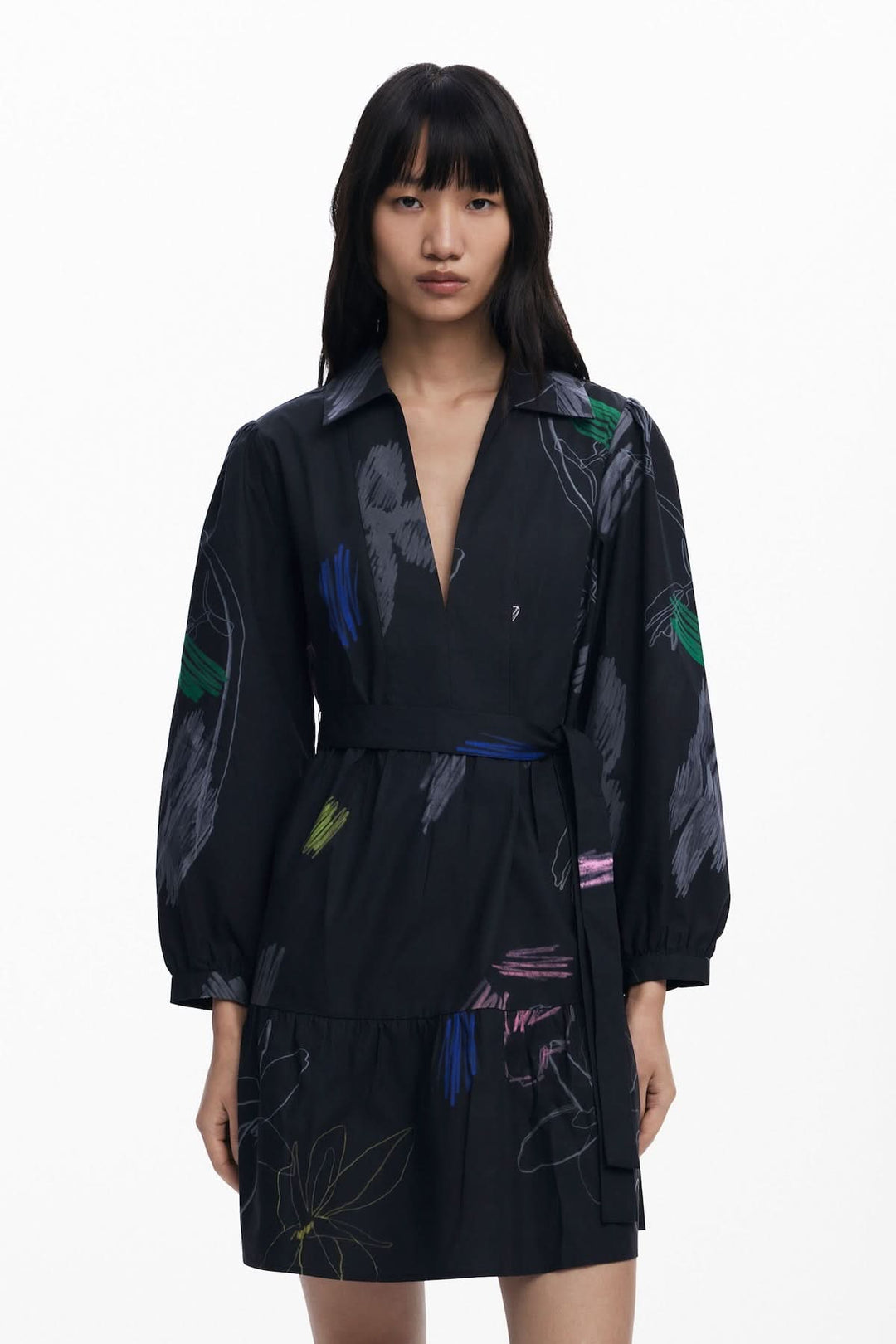 Robe chemise courte à imprimé artistique, encolure en V, manches bouffantes, taille marquée par ceinture ton sur ton.