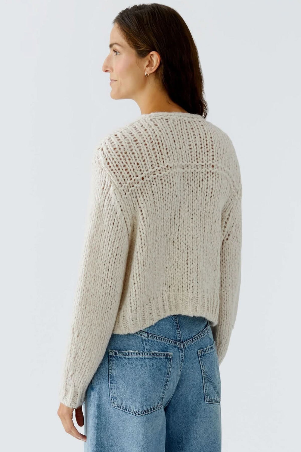 Veste en tricot épais à boutons bijoux vue de dos avec maille ajourée, portée sur chemise ou t-shirt, parfaite pour l'automne et l'hiver.