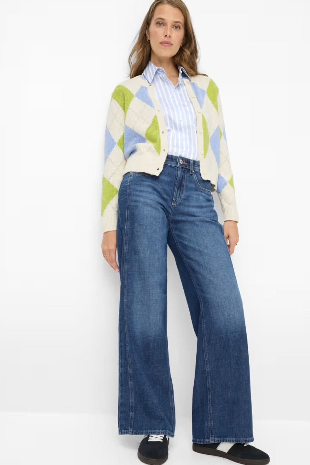 Jean Morgan jambe large en denim souple avec coupe fluide, confort optimal pour un look moderne et décontracté, porté par une femme.