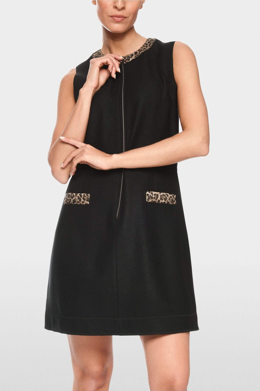 Robe sans manches chic, léopard au col et poches, silhouette élégante et moderne. Description complète en français disponible.