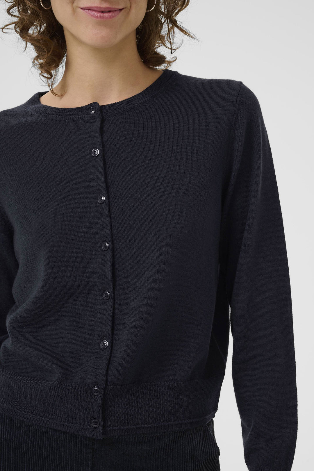 Cardigan classique à encolure ronde et boutons, en laine douce, idéal pour des looks branchés et décontractés.