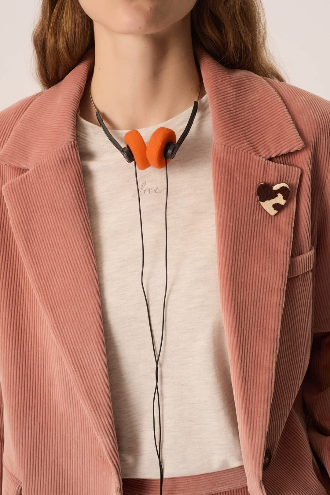 Broche cœur en cuir imprimé vache vue de face pour femme Des Petits Hauts