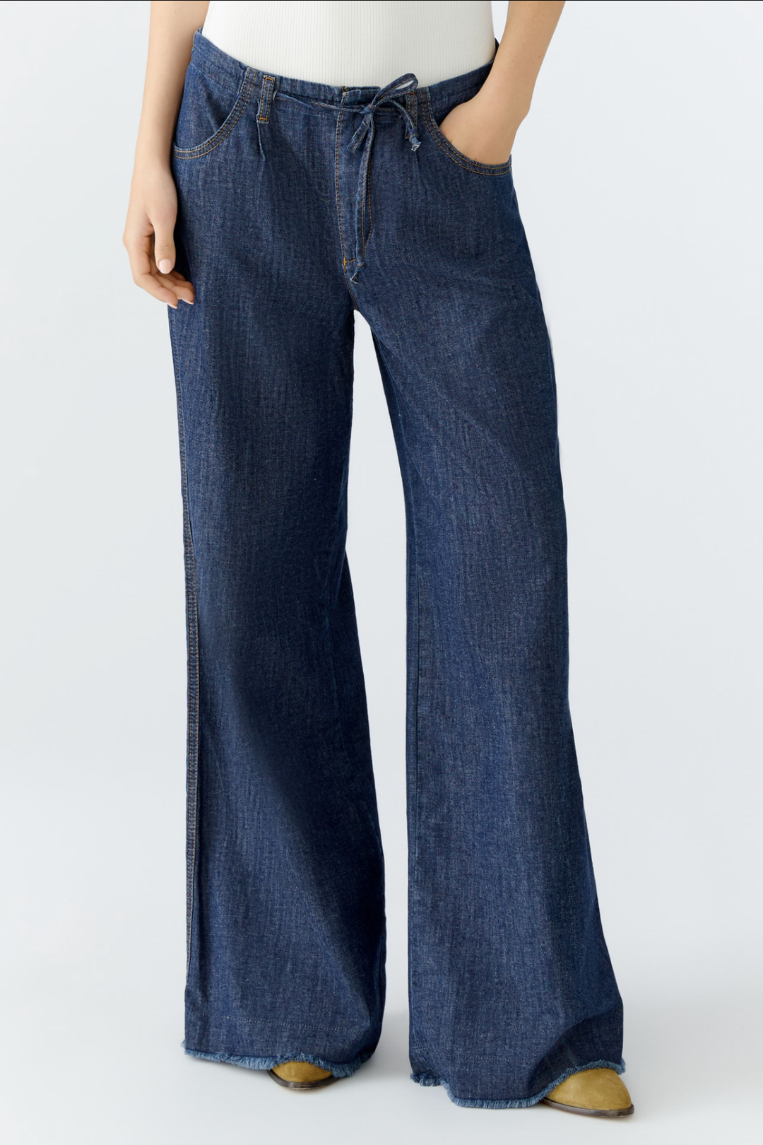 Jean ultra léger à coupe large et décontractée avec ceinture à cordon de serrage, couleur bleu foncé.