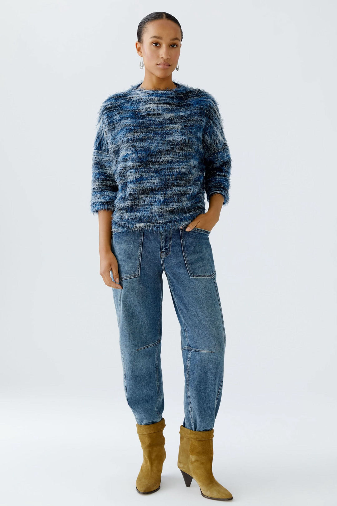 Chandail court moelleux tricoté avec manches 1/2, porté avec un pantalon bleu et des bottines jaunes.