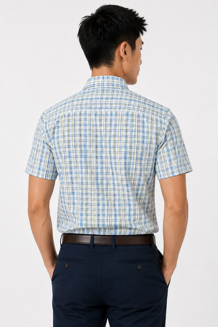 Short-sleeved plaid shirt