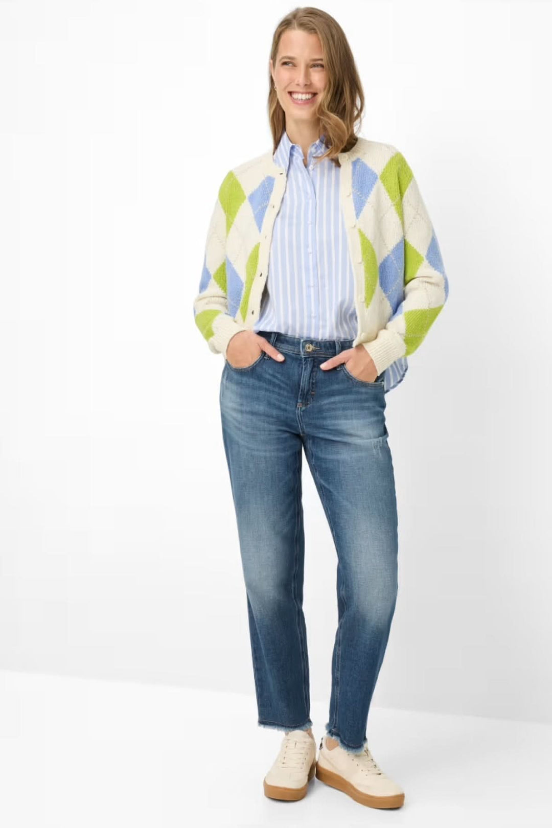 Femme portant un Jeans Miley coupe droite avec effet usé, taille régulière, style décontracté et élégant pour un look polyvalent.