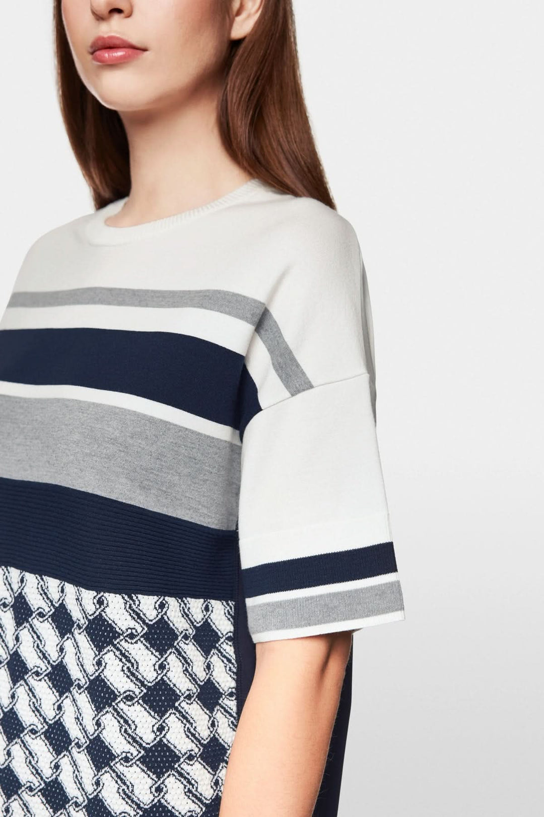 Robe imprimée à rayures navy et grises, avec motif graphique modern et tissu doux pour un style contemporain.