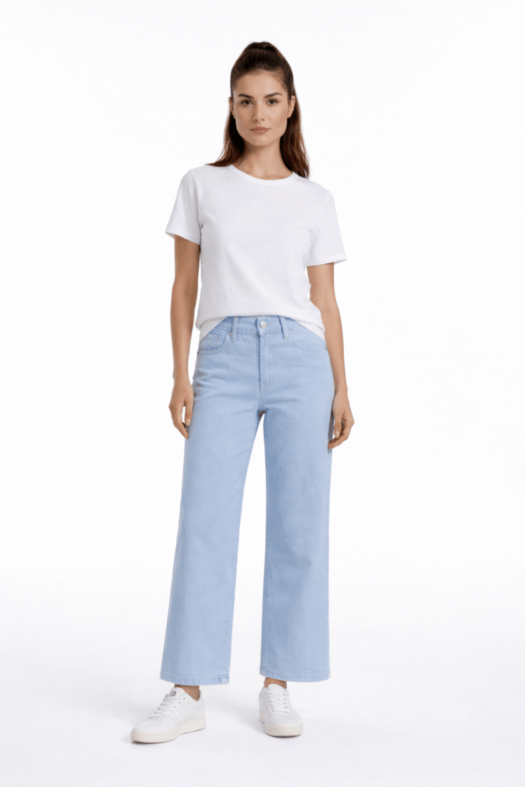 Jeans jambe large en denim bleu avec coupe fluide, porté par un mannequin, adapté aux looks casual et soignés, confort quotidien assuré.