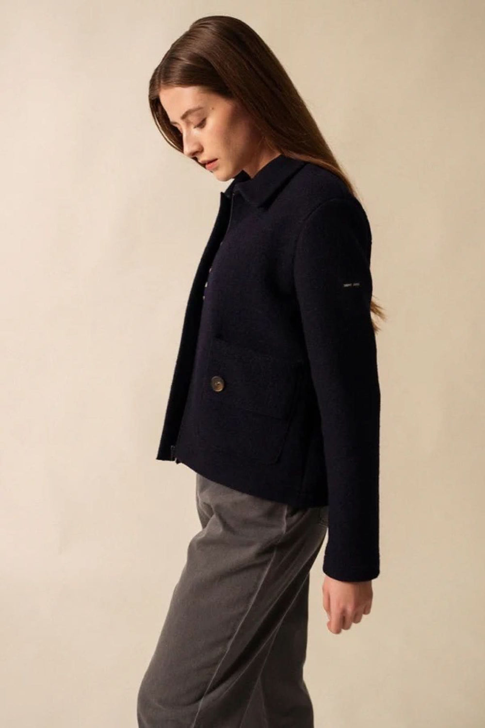 Veste en laine bouillie COMBLOUX, élégante, avec col polo et poches boutonnées, fabriquée en France.
