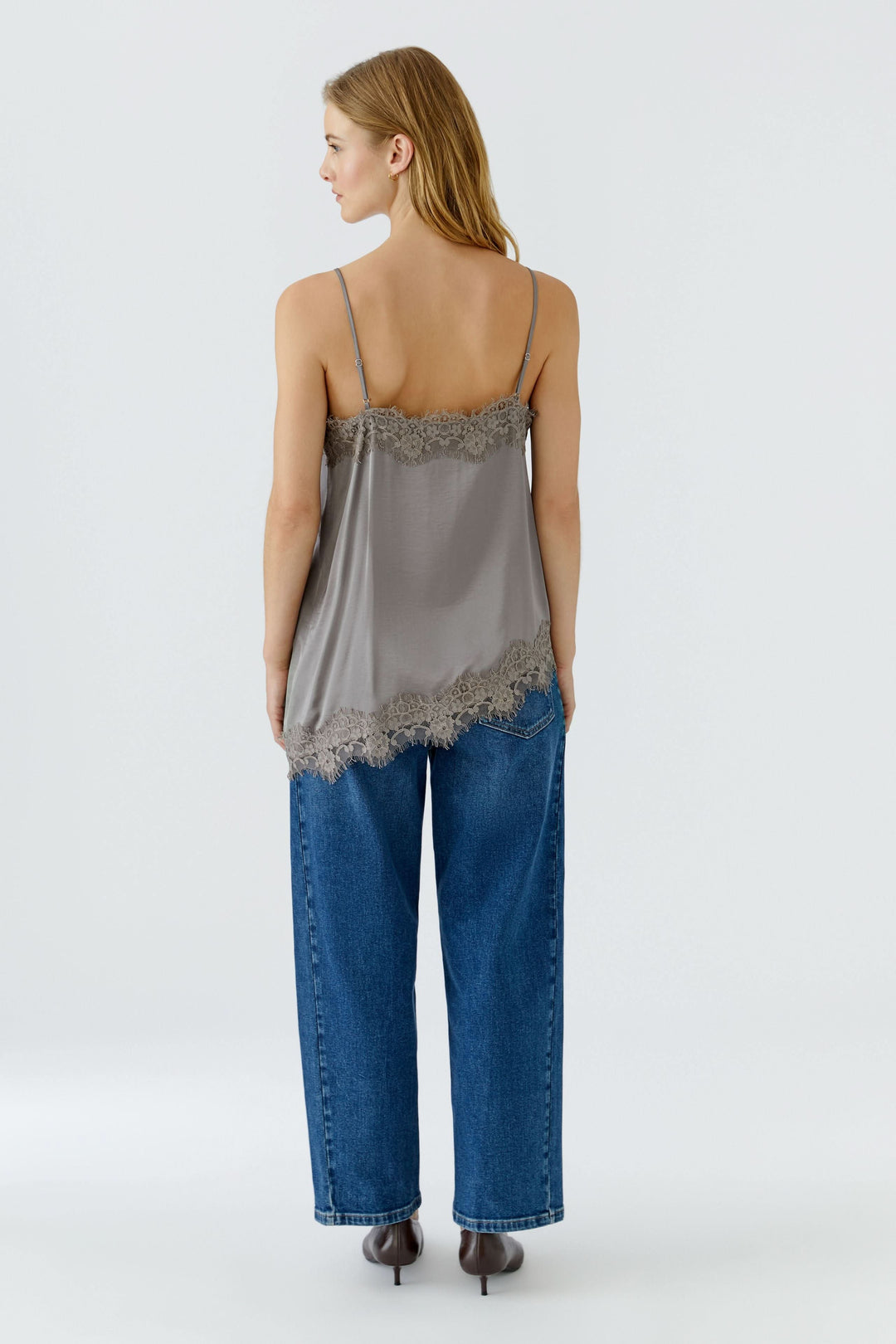 Camisole satinée à dentelle vue de face pour femme Oui