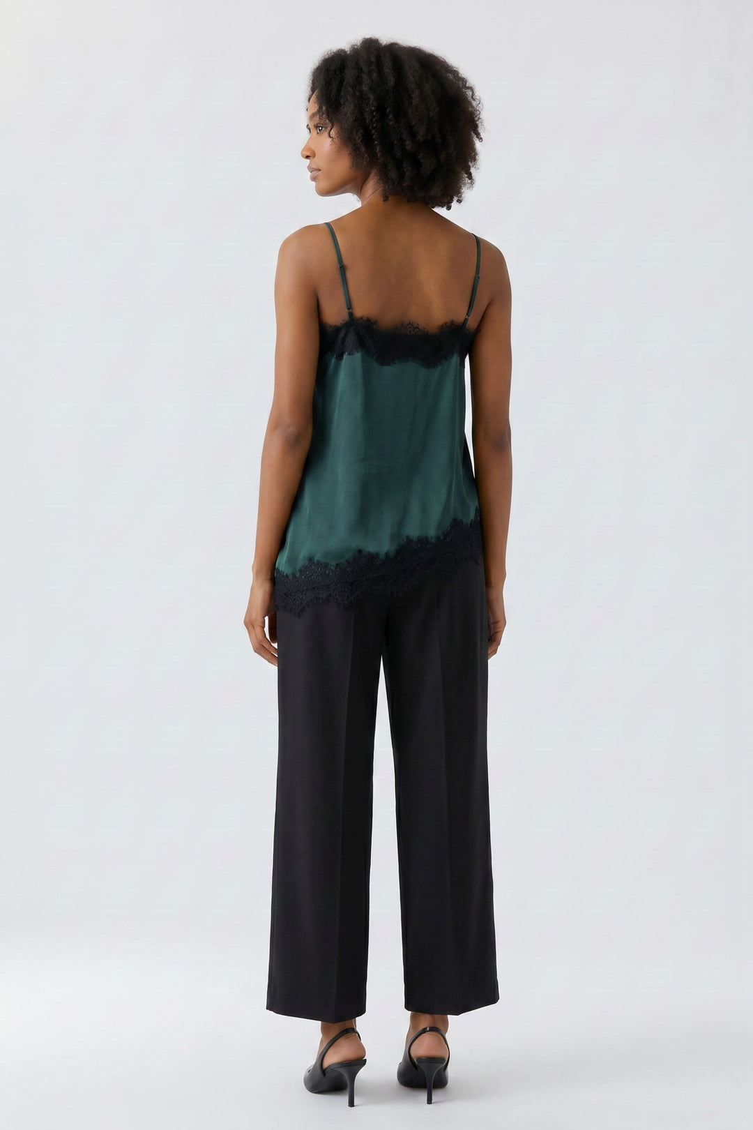 Camisole satinée à dentelle vue de face pour femme Oui