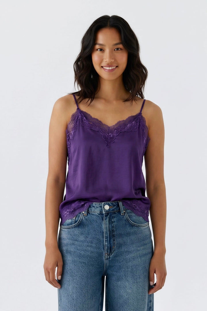 Vue de face camisole satinée à dentelle noire pour femme Oui - Valérie Simon