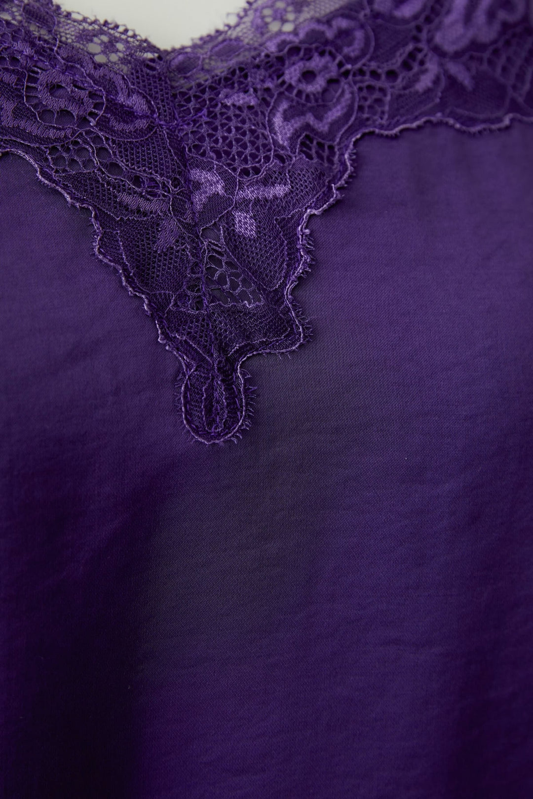 Vue de devant camisole satinée dentelle blanche Oui pour femme - Valérie Simon
