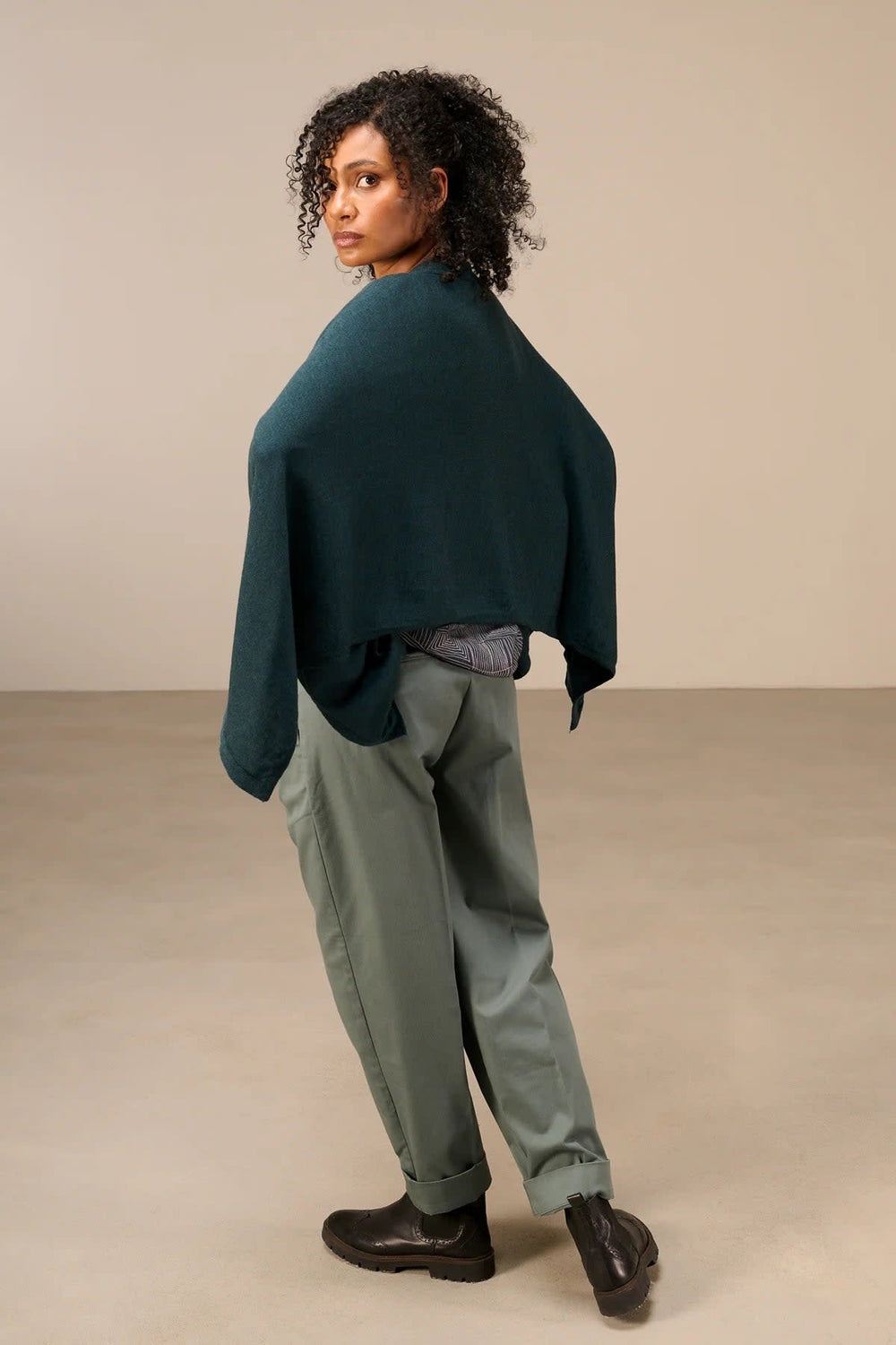 Cape en tricot à col montant vue de face pour femme Nile