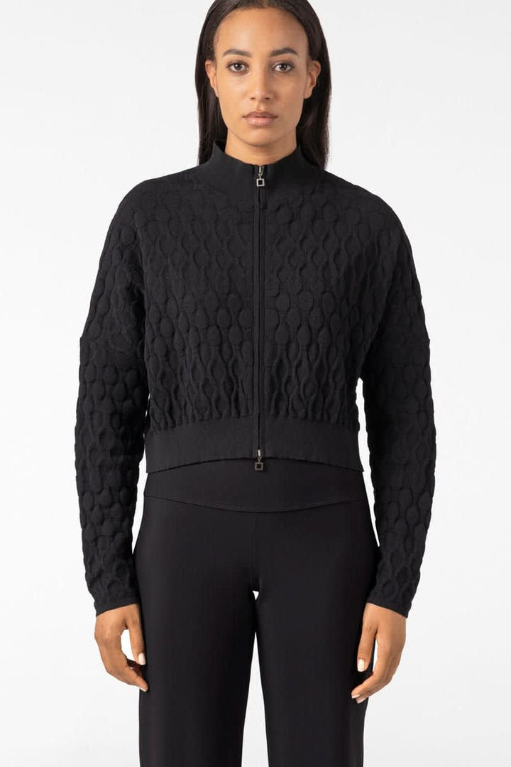 Cardigan court zippé à texture en relief vue de face pour femme sarah pacini