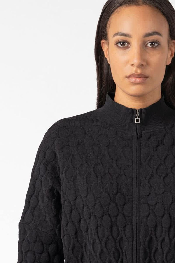 Cardigan court zippé à texture en relief vue de face pour femme sarah pacini